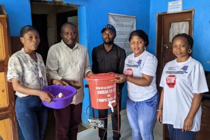 Lutte contre Ebola : l&rsquo;UNPC/Sud-Kivu dote quatre médias de Bukavu de kits de lavage des mains, les bénéficiaires saluent le geste