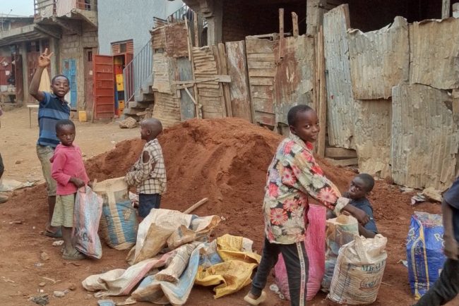 Bukavu : Dans le quartier Nyalukemba, des enfants portent de lourdes charges pendant les vacances