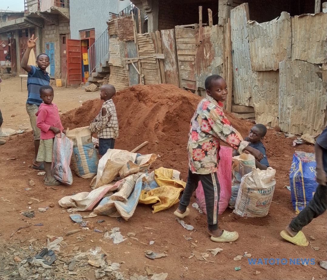 Bukavu : Dans le quartier Nyalukemba, des enfants portent de lourdes charges pendant les vacances
