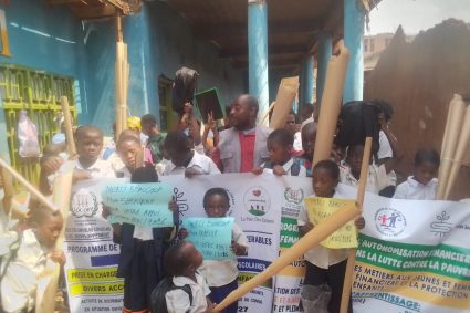 Bukavu: 60 enfants orphelins et vulnérables bénéficient des kits scolaires.
