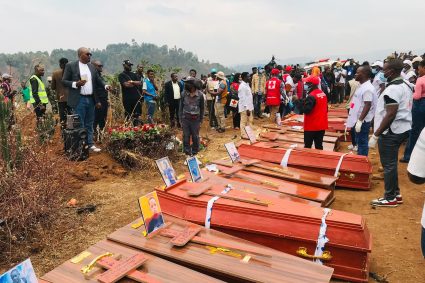 Bukavu : les 27 enfants victimes de l’incendie de Cimpunda inhumés sous une forte émotion