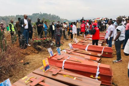 Bukavu : les 27 enfants victimes de l’incendie de Cimpunda inhumés sous une forte émotion