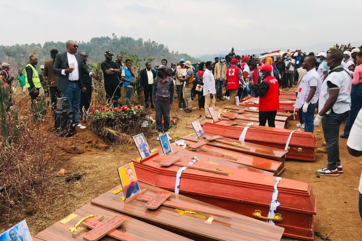 Bukavu : les 27 enfants victimes de l’incendie de Cimpunda inhumés sous une forte émotion
