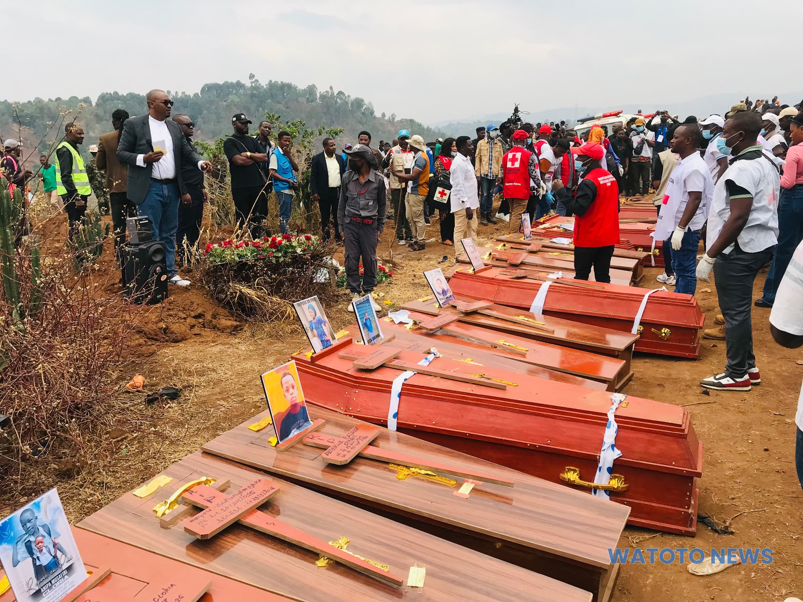 Bukavu : les 27 enfants victimes de l’incendie de Cimpunda inhumés sous une forte émotion